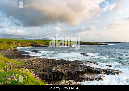 Famoso castello di Classiebawn nel pittoresco paesaggio di Mullaghmore Head. Spettacolare vista del tramonto con enormi onde che si infrangono a terra. Punto di firma di Wil Foto Stock