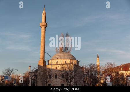 Pristina, Kosovo - 5 febbraio 2024: Moschea del Sultano Murat è una moschea del periodo dell'Impero Ottomano nel centro della città di Pristina, la capitale del Kosovo. Foto Stock