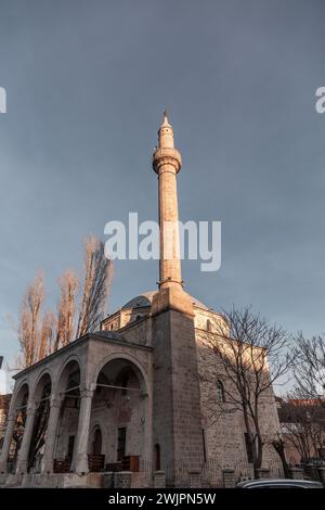 Pristina, Kosovo - 5 febbraio 2024: Moschea del Sultano Murat è una moschea del periodo dell'Impero Ottomano nel centro della città di Pristina, la capitale del Kosovo. Foto Stock