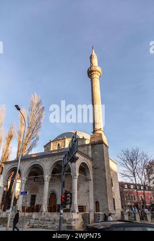 Pristina, Kosovo - 5 febbraio 2024: Moschea del Sultano Murat è una moschea del periodo dell'Impero Ottomano nel centro della città di Pristina, la capitale del Kosovo. Foto Stock