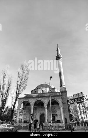 Pristina, Kosovo - 5 febbraio 2024: Moschea del Sultano Murat è una moschea del periodo dell'Impero Ottomano nel centro della città di Pristina, la capitale del Kosovo. Foto Stock