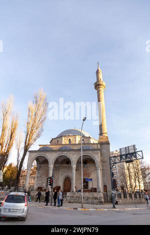 Pristina, Kosovo - 5 febbraio 2024: Moschea del Sultano Murat è una moschea del periodo dell'Impero Ottomano nel centro della città di Pristina, la capitale del Kosovo. Foto Stock