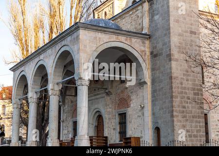 La Moschea del Sultano Murat è una moschea del periodo dell'Impero Ottomano nel centro della città di Pristina, la capitale del Kosovo. Foto Stock