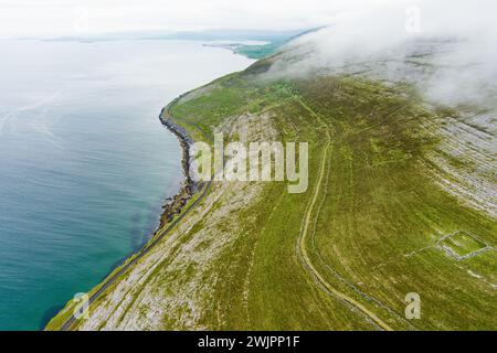 Spettacolare paesaggio aereo nebbioso nella regione di Burren, nella contea di Clare, Irlanda. Roccia calcarea esposta al Burren National Park. Rude io Foto Stock