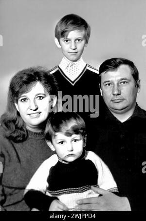 1987 c., URSS: L'avvocato e politico russo ALEXEI NAVALNY (Aleksej Naval'nyj, 1976 - 2024), grande avversario del dittatore russo VLADIMIR PUTIN (nato nel 1952), quando era giovane, di 11 anni, con la sua famiglia composta da padre ANATOLY NAVALNY, madre LYUDMILA NAVALNAYA e fratello OLEG ( nato nel 1983 ). È stato riconosciuto da Amnesty International come prigioniero di coscienza e ha ricevuto il Premio Sacharov per il suo lavoro sui diritti umani nel 2021 . Fotografo sconosciuto . - OPPOSITORE POLITICO - RUSSIA - POLITICO - POLITICA - POLITICO - personalità personalità da giovani giovani Foto Stock