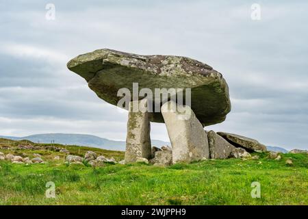 Kilclooney Dolmen, una delle tombe a portale più eleganti d'Irlanda, situata nel sud-ovest di Donegal. Il monumento neolitico risale tra il 4.000 e il 3 Foto Stock