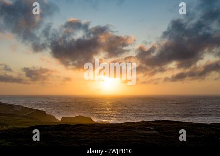 Tramonto a Malin Head, il punto più settentrionale dell'Irlanda, Wild Atlantic Way, spettacolare percorso costiero. Meraviglie della natura. Numerosi punti scoperta. C Foto Stock