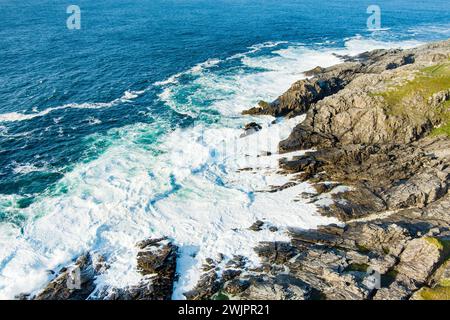 Costa rocciosa e rocciosa a Malin Head, il punto più settentrionale dell'Irlanda, Wild Atlantic Way, spettacolare percorso costiero. Meraviglie della natura. Numerose Discovery Foto Stock