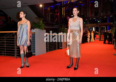Mala Emde und Christiane Paul bei der Festivaleröffnung und der Premiere des Kinofilms 'piccole cose come queste / Kleine Dinge wie diese' auf der Berlinale 2024 / 74. Internationale Filmfestspiele Berlin im Berlinale Palast. Berlino, 15.02.2024 Foto Stock