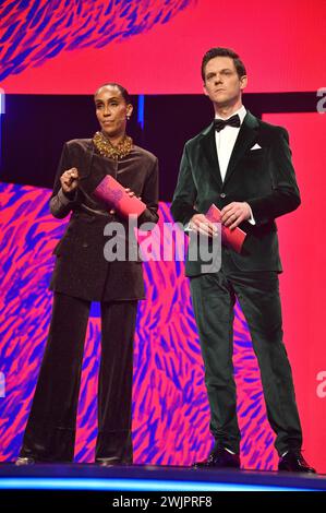 Hadnet Tesfai und Jo Schück bei der Festivaleröffnung und der Premiere des Kinofilms 'piccole cose come queste / Kleine Dinge wie diese' auf der Berlinale 2024 / 74. Internationale Filmfestspiele Berlin im Berlinale Palast. Berlino, 15.02.2024 Foto Stock