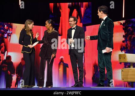 Mariette Rissenbeek, Hadnet Tesfai, Carlo Chatrian und Jo Schück bei der Festivaleröffnung und der Premiere des Kinofilms 'piccole cose come queste / Kleine Dinge wie diese' auf der Berlinale 2024 / 74. Internationale Filmfestspiele Berlin im Berlinale Palast. Berlino, 15.02.2024 Foto Stock