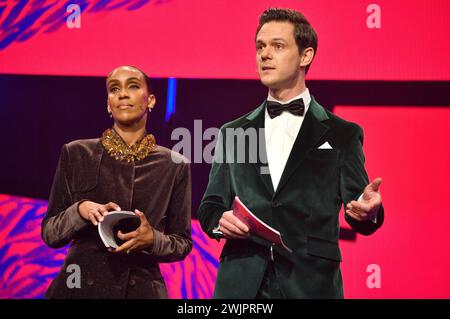 Hadnet Tesfai und Jo Schück bei der Festivaleröffnung und der Premiere des Kinofilms 'piccole cose come queste / Kleine Dinge wie diese' auf der Berlinale 2024 / 74. Internationale Filmfestspiele Berlin im Berlinale Palast. Berlino, 15.02.2024 Foto Stock