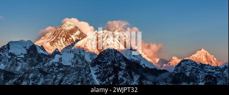 Monte Everest al tramonto. Spettacolari vette dell'himalaya. Everest, Lhotse, Nuptse e Makalu. Vista da Gokyo Ri in Himalaya, Nepal. Foto Stock