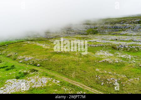 Spettacolare paesaggio aereo nebbioso nella regione di Burren, nella contea di Clare, Irlanda. Roccia calcarea esposta al Burren National Park. Rude io Foto Stock