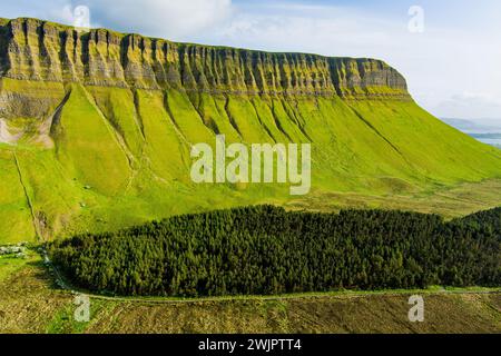 Veduta aerea di Benbulbin, noto anche come Benbulben o Ben Bulben, iconico punto di riferimento, grande formazione rocciosa nunatak dalla cima piatta. Magnifica strada costiera Foto Stock