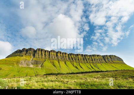 Veduta aerea di Benbulbin, noto anche come Benbulben o Ben Bulben, iconico punto di riferimento, grande formazione rocciosa nunatak dalla cima piatta. Magnifica strada costiera Foto Stock