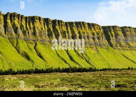 Veduta aerea di Benbulbin, noto anche come Benbulben o Ben Bulben, iconico punto di riferimento, grande formazione rocciosa nunatak dalla cima piatta. Magnifica strada costiera Foto Stock