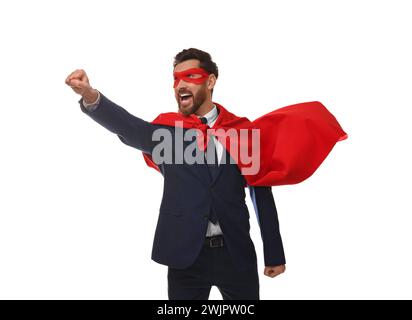 Uomo d'affari emotivo con mantello rosso da supereroe e maschera su sfondo bianco Foto Stock