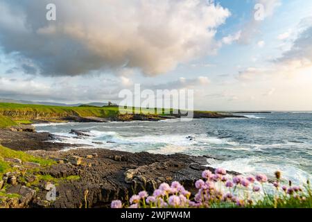 Famoso castello di Classiebawn nel pittoresco paesaggio di Mullaghmore Head. Spettacolare vista del tramonto con enormi onde che si infrangono a terra. Punto di firma di Wil Foto Stock