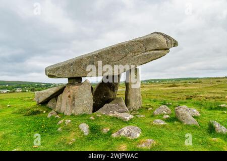 Kilclooney Dolmen, una delle tombe a portale più eleganti d'Irlanda, situata nel sud-ovest di Donegal. Il monumento neolitico risale tra il 4.000 e il 3 Foto Stock