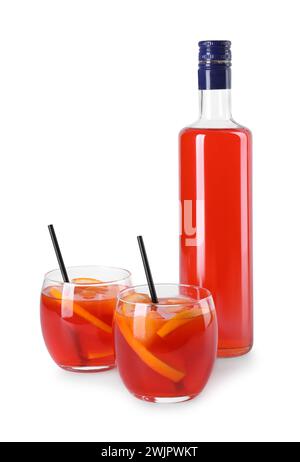 Cocktail spritz Aperol, cannucce e fette di arancia in bicchieri isolati su bianco Foto Stock