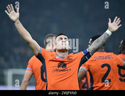 Milano, Italia. 16 febbraio 2024. Lautaro Martinez dell'Inter Milan celebra il suo gol durante una partita di serie A tra Inter Milan e Salernitana a Milano, in Italia, 16 febbraio 2024. Crediti: Alberto Lingria/Xinhua/Alamy Live News Foto Stock