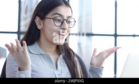 Una giovane donna in ufficio è sorpresa di un primo piano Foto Stock