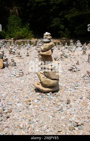Pietre impilate l'una sopra l'altra a formare una torre. Pile di pietre sulla riva di un fiume nella contea di Bihor, Romania Foto Stock