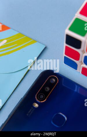 3 agosto 2020, foto di uno smartphone con scatola di cartone e scheda cellulare, Indonesia Foto Stock