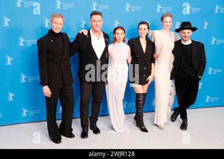 Jan Bluthardt, Marton Csokas, Greta Fernandez, Jessica Henwick, Hunter Schafer e Tilman Singer hanno posato al photocall di "Cuckoo" durante il 74° Berlinale International Film Festival all'Hotel Grand Hyatt di Berlino, Germania, il 16 febbraio 2024. Foto Stock