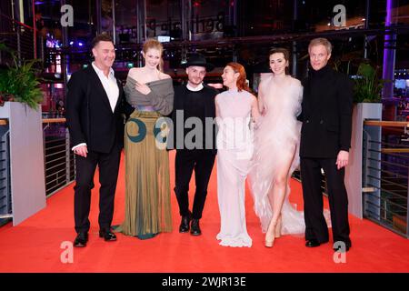 Jan Bluthardt, Marton Csokas, Greta Fernandez, Jessica Henwick, Hunter Schafer e Tilman Singer partecipano alla prima di 'Cuckoo' durante il 74° Berlinale International Film Festival al Berlinale Palast di Berlino, Germania, il 16 febbraio 2024. Foto Stock