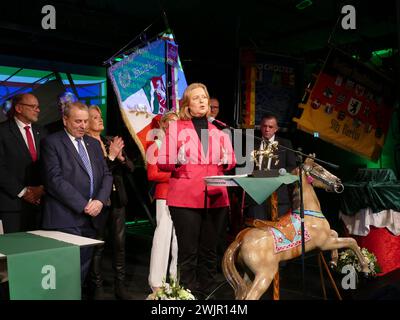 Bocholt, NRW, Deutschland - Jahresempfang der Schaustellerverbände im Bocholter Textilmuseum mit Verleihung des Goldenen Karussellpferdes. Bärbel Bas, Präsidentin des Deutschen Bundestages, erhielt die Auszeichnung für ihr herausragendes Engagement in Schaustellertradition und ihren Beitrag zum Erhalt von Kirmes, Volksfest und Weihnachtsmarkt in NRW. MIT dabei waren NRW-Minister Karl-Josef Laumann und Schaustellerpräsident Albert Ritter. *** Bocholt, NRW, Germania ricevimento annuale delle associazioni showmens presso il Bocholt Textile Museum con presentazione del Golden Carousel Horse Bärbel Ba Foto Stock