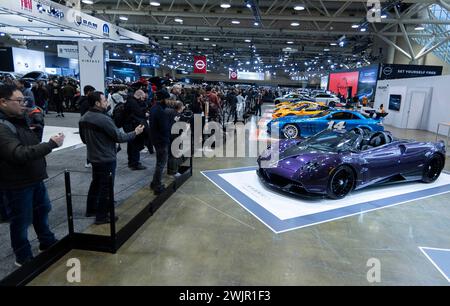 Toronto, Canada. 16 febbraio 2024. Le persone visitano il 2024 Canadian International AutoShow a Toronto, Canada, 16 febbraio 2024. L'annuale Canadian International AutoShow 2024 è partito venerdì per presentare le ultime innovazioni, tendenze e innovazioni nel mondo automobilistico con la partecipazione di 45 marchi automobilistici. Crediti: Zou Zheng/Xinhua/Alamy Live News Foto Stock