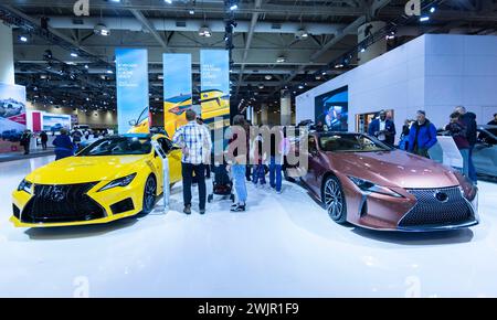 Toronto, Canada. 16 febbraio 2024. Le persone visitano il 2024 Canadian International AutoShow a Toronto, Canada, 16 febbraio 2024. L'annuale Canadian International AutoShow 2024 è partito venerdì per presentare le ultime innovazioni, tendenze e innovazioni nel mondo automobilistico con la partecipazione di 45 marchi automobilistici. Crediti: Zou Zheng/Xinhua/Alamy Live News Foto Stock