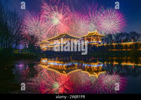 Pechino, la provincia cinese di Henan. 10 febbraio 2024. I fuochi d'artificio sono iniziati a Luoyang, nella provincia di Henan, nella Cina centrale, il 10 febbraio 2024. Durante la festa di primavera, vari eventi turistici culturali nella provincia di Henan della Cina centrale hanno attratto molti turisti. Crediti: Li Weichao/Xinhua/Alamy Live News Foto Stock