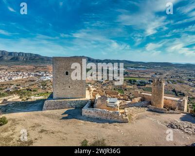 Veduta aerea del castello di Ulldecona, della cima della Serra grossa, dell'ex complesso fortificato di frontiera, dell'antica chiesa, dell'emblematica torre circolare e del mastio quadrato Foto Stock