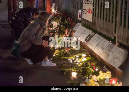 Mournersí accendere le candele e lasciare tributi floreali e messaggi fuori dall'ambasciata russa a l'Aia. Il critico vocifero del Presidente Vladimir Putin, Alexei Navalny, stava scontando una reclusione di 19 anni con accuse considerate motivate da motivi politici. Le autorità carcerarie hanno detto che Navalny si era "sentito male" dopo una passeggiata in esercizio venerdì. e' stato visto l'ultima volta apparire di buon umore su un collegamento video del tribunale un giorno fa. Lo stretto collaboratore di Navalny Leonid Volkov scrisse su X: "Le autorità russe pubblicano una confessione che hanno ucciso Alexei Navalny in prigione. Non abbiamo modo di confermarlo o di provare che non e' vero. Foto Stock