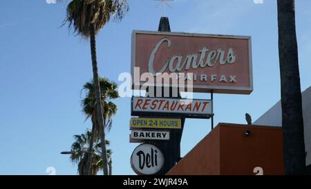 Los Angeles, California, USA 15 febbraio 2024 Canters Deli Restaurant in Fairfax Avenue i cui clienti includono Barack Obama, Guns N Roses, Lana del Rey, James Corden, Jim Carrey, Mark Ruffalo, Lena Dunham, Queen Latifah, James Franco e le riprese includono Made Men e Entourage il 15 febbraio 2024 a Los Angeles, California, USA. Foto di Barry King/Alamy Stock Photo Foto Stock