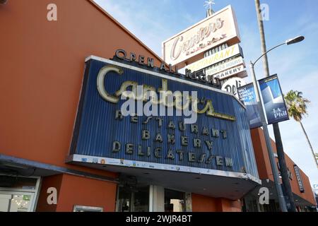 Los Angeles, California, USA 15 febbraio 2024 Canters Deli Restaurant in Fairfax Avenue i cui clienti includono Barack Obama, Guns N Roses, Lana del Rey, James Corden, Jim Carrey, Mark Ruffalo, Lena Dunham, Queen Latifah, James Franco e le riprese includono Made Men e Entourage il 15 febbraio 2024 a Los Angeles, California, USA. Foto di Barry King/Alamy Stock Photo Foto Stock