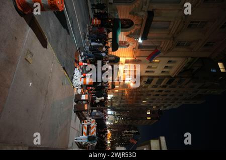 New York, Stati Uniti. 16 febbraio 2024. I sostenitori di Alexiei Navalny fanno veglia di fronte al Consolato generale della Federazione Russa a New York credito: Nikolay Pokrovskiy/Alamy Live News Foto Stock