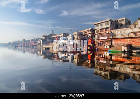 Mathura è una città dello stato indiano dell'Uttar Pradesh. La foto viene scattata dalla barca nel fiume Yamuna. Foto Stock