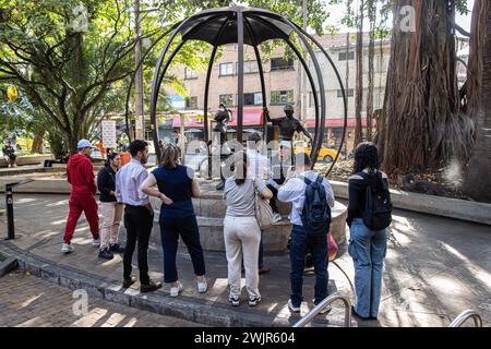 Medellin, Colombia. 17 febbraio 2024. L'ambasciatore del Regno Unito in Colombia, George Hodgson, fa un tour guidato della città di Medellin da parte dei firmatari della pace del 2016 tra il governo colombiano e gli ex membri della guerriglia delle FARC-EP, il 16 febbraio 2024. Foto di: Juan Jose Patino/Long Visual Press credito: Long Visual Press/Alamy Live News Foto Stock