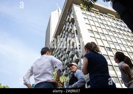 Medellin, Colombia. 17 febbraio 2024. L'ambasciatore del Regno Unito in Colombia, George Hodgson, fa un tour guidato della città di Medellin da parte dei firmatari della pace del 2016 tra il governo colombiano e gli ex membri della guerriglia delle FARC-EP, il 16 febbraio 2024. Foto di: Juan Jose Patino/Long Visual Press credito: Long Visual Press/Alamy Live News Foto Stock