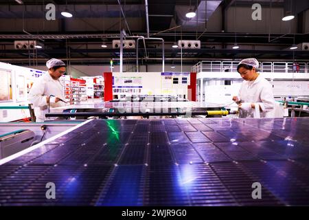 SUQIAN, CINA - 17 FEBBRAIO 2024 - i lavoratori producono componenti per pannelli fotovoltaici per l'esportazione in Europa e negli Stati Uniti in un'officina di produzione Foto Stock