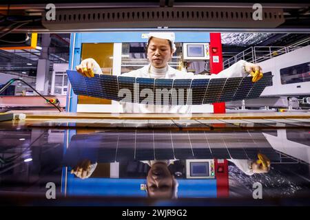 SUQIAN, CINA - 17 FEBBRAIO 2024 - i lavoratori producono componenti per pannelli fotovoltaici per l'esportazione in Europa e negli Stati Uniti in un'officina di produzione Foto Stock