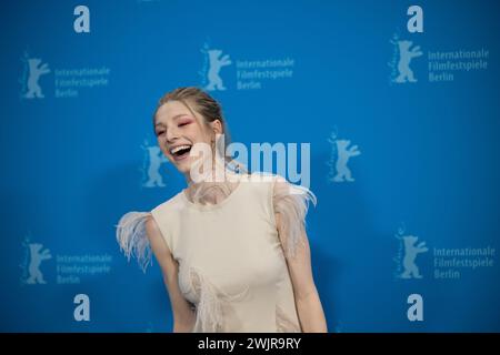 Berlino, Germania. 16 febbraio 2024. Hunter Schafer, attrice, partecipa al photocall per il film "Cuckoo" (sezione speciale berlinale) durante la 74a berlinale. Crediti: Sebastian Gollnow/dpa/Alamy Live News Foto Stock