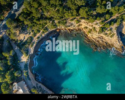 Vista aerea dall'alto della baia Platja de Ribes Altes, a l'Ametlla de Mar, sulla costa della Costa Daurada (Tarragona, Catalogna, Spagna) Foto Stock