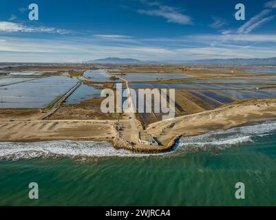 Vista aerea della spiaggia di Marquesa e del ristorante Vascos, con una diga rocciosa contro la regressione del Delta dell'Ebro (Tarragona, Catalogna, Spagna) Foto Stock