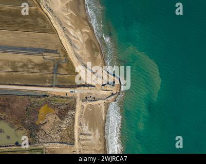 Vista aerea della spiaggia di Marquesa e del ristorante Vascos, con una diga rocciosa contro la regressione del Delta dell'Ebro (Tarragona, Catalogna, Spagna) Foto Stock