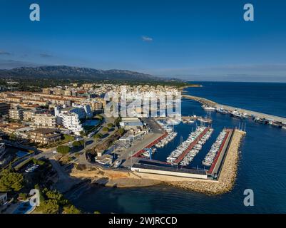 Vista aerea della città di l'Ametlla de Mar sulla costa della Costa Daurada (Tarragona, Catalogna, Spagna). In più: Vista aérea del pueblo de l'Ametlla de Mar Foto Stock